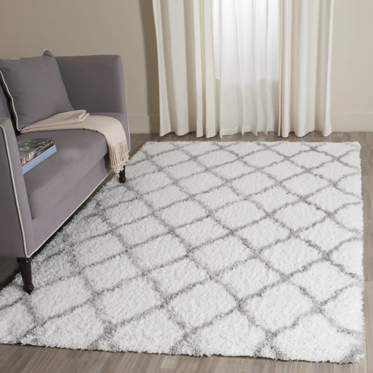 Safavieh Indie Shag 6'-7" x 9'-2" Rug in Ivory / Grey