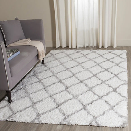 Safavieh Indie Shag 6'-7" x 9'-2" Rug in Ivory / Grey