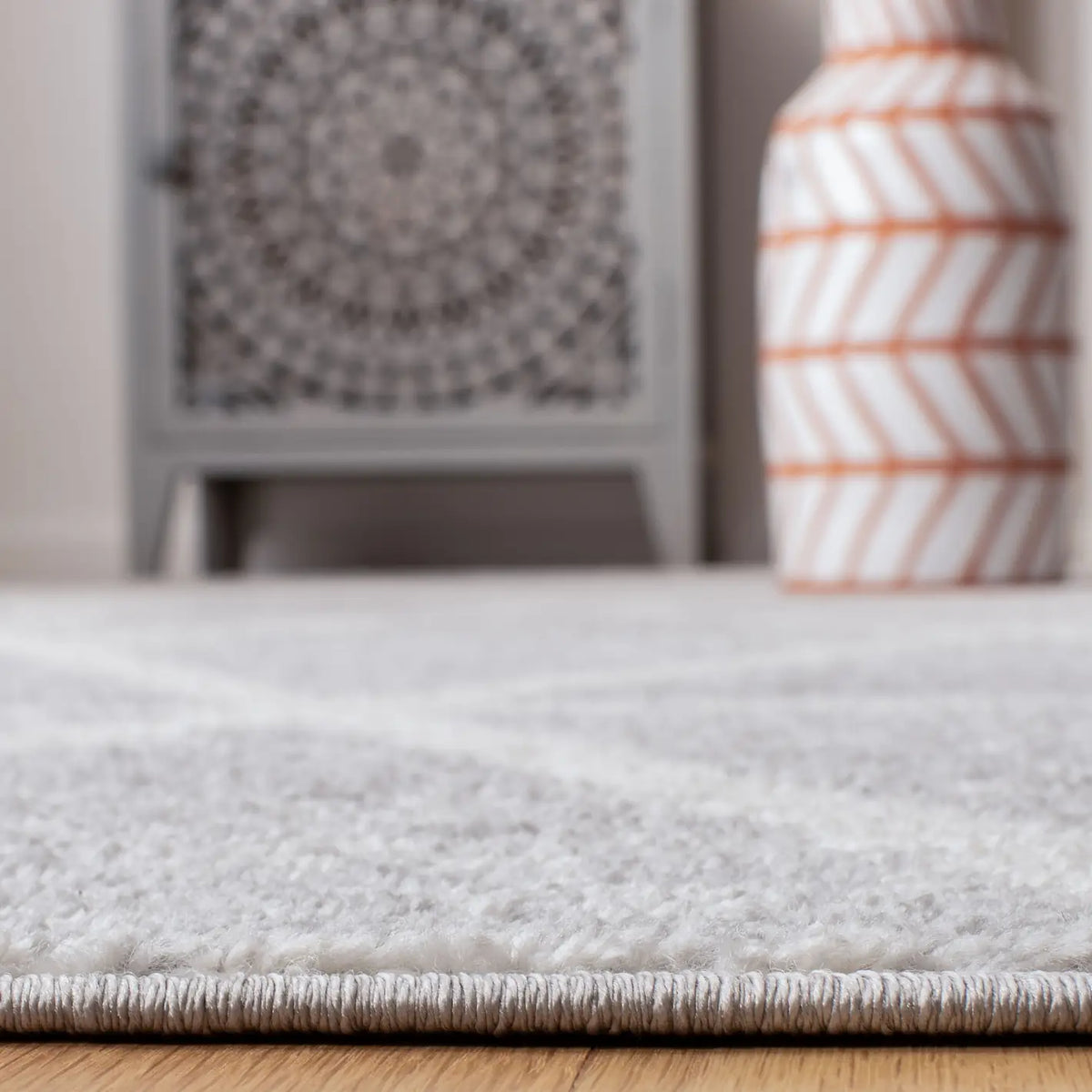 Safavieh Adirondack 4'-0" x 6'-0" Rug in Grey / Ivory