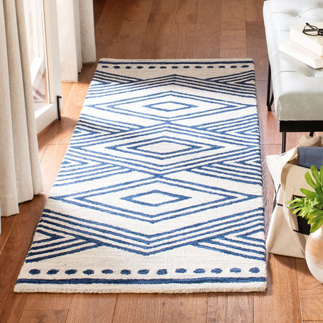 Safavieh Micro-Loop 2'-3" x 7'-0" Rug in Ivory / Navy