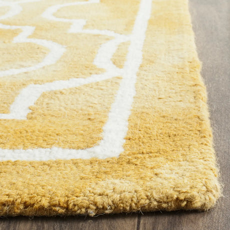 Safavieh Dip Dye 6'-0" x 9'-0" Rug in Gold / Ivory