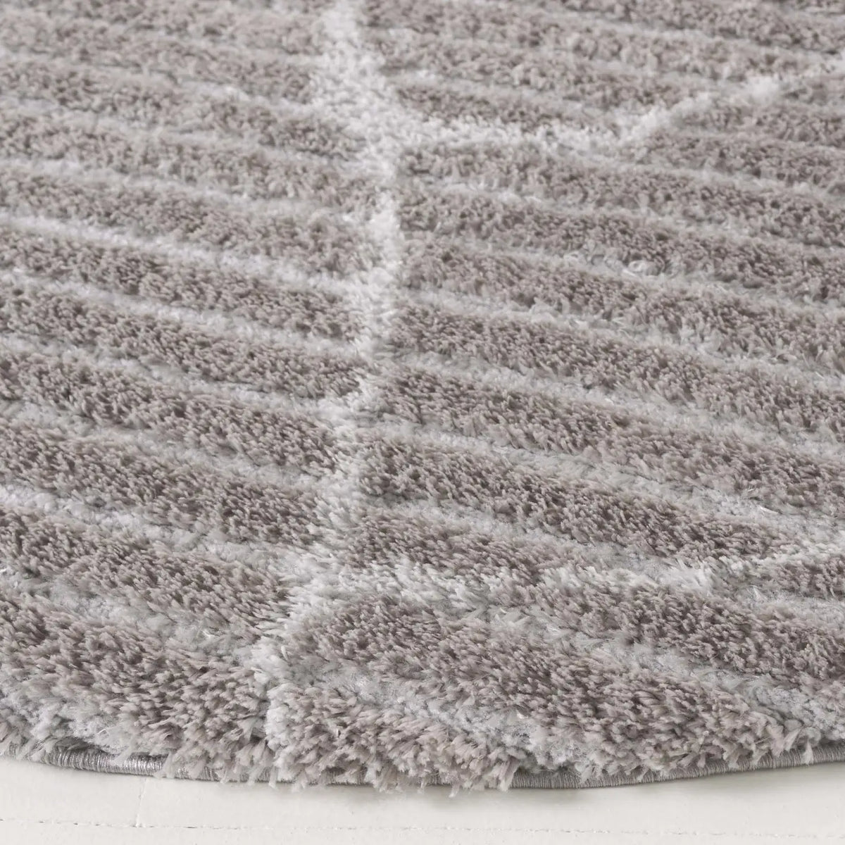 Safavieh Tahoe Shag 6'-7" x 6'-7" Rug in Grey / Ivory