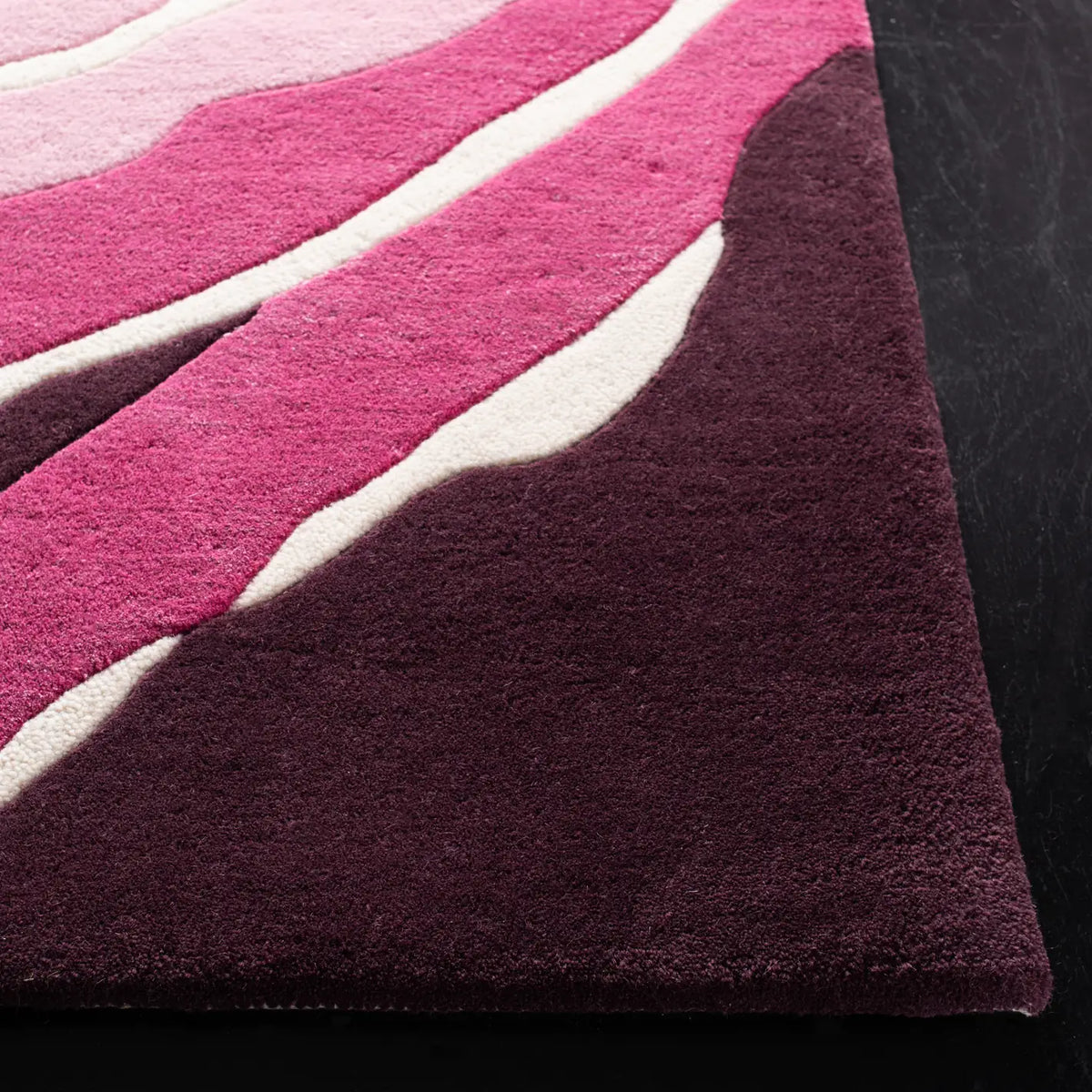Safavieh Soho 3'-6" x 5'-6" Rug in Pink / Rose