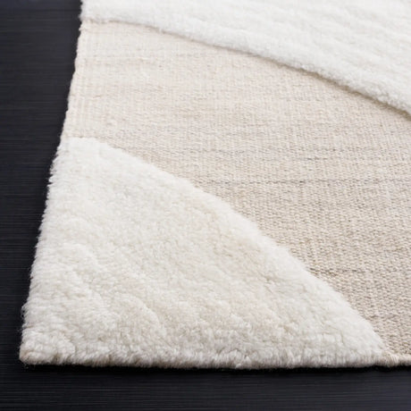 Safavieh Manhattan 4'-0" x 6'-0" Rug in Ivory / Beige