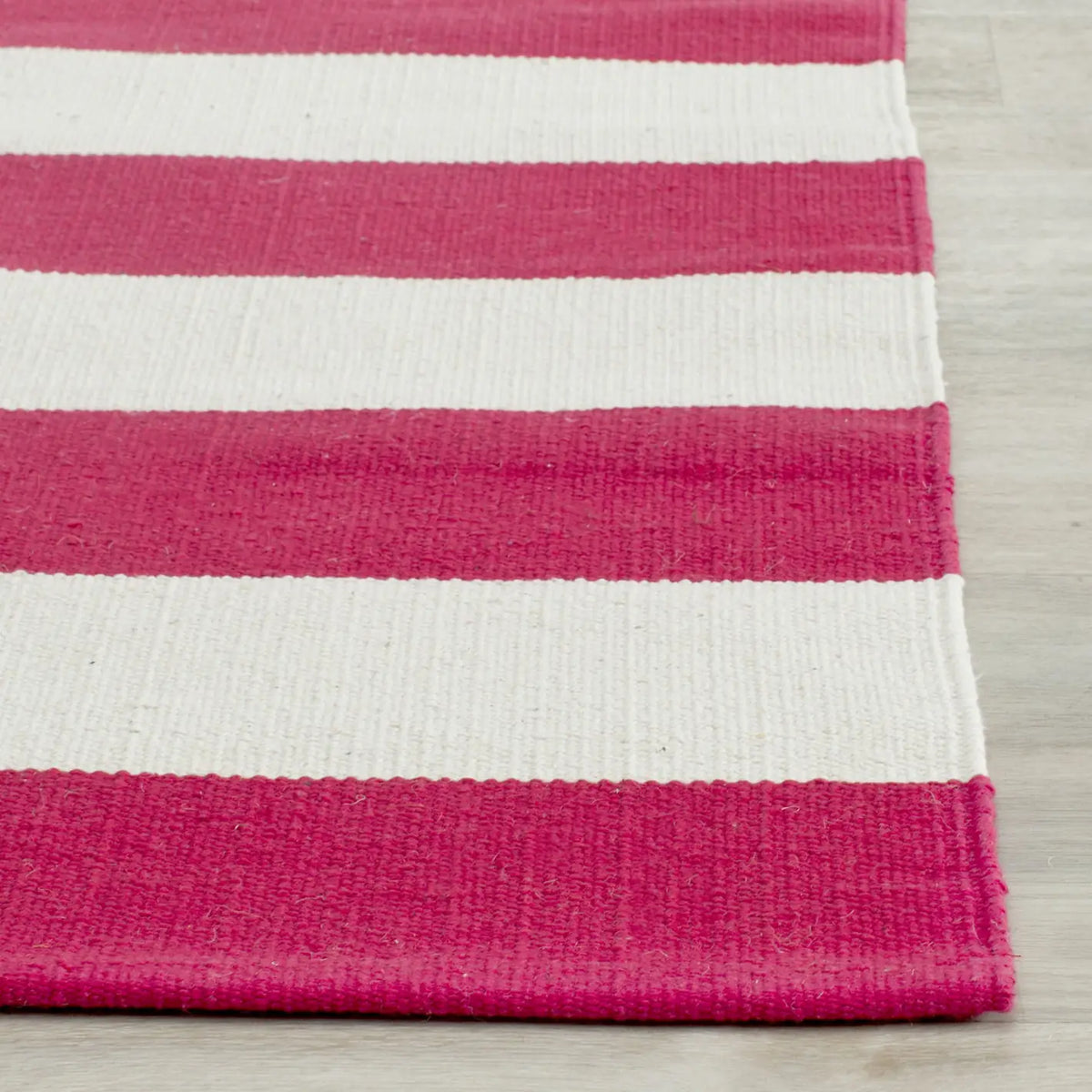 Safavieh Montauk 2'-3" x 11'-7" Rug in Red / Ivory