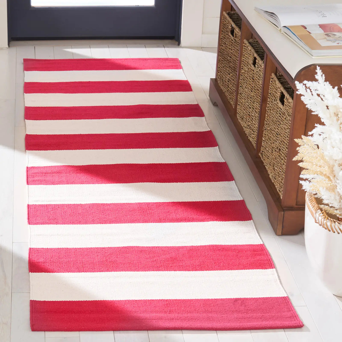 Safavieh Montauk 2'-3" x 11'-7" Rug in Red / Ivory