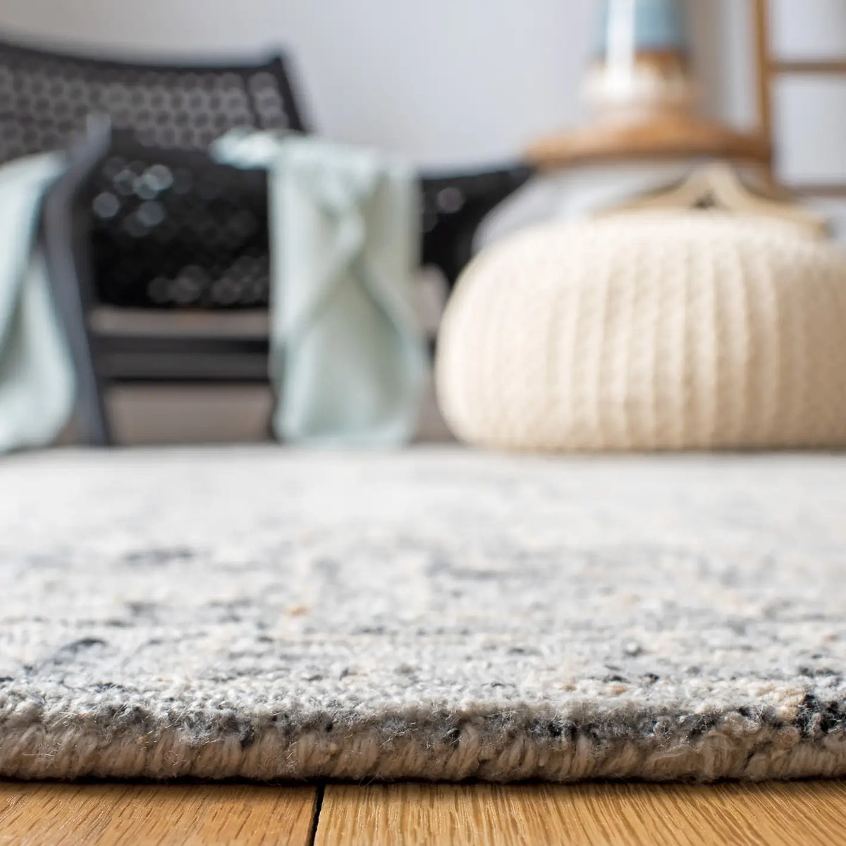 Safavieh Abstract 4'-0" x 6'-0" Rug in Ivory / Black