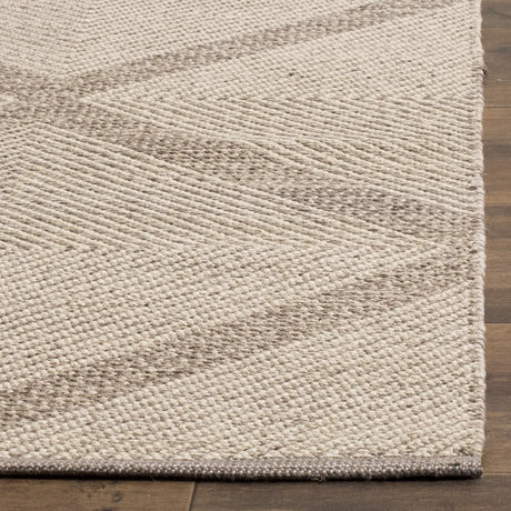 Safavieh Montauk 5'-0" x 8'-0" Rug in Grey