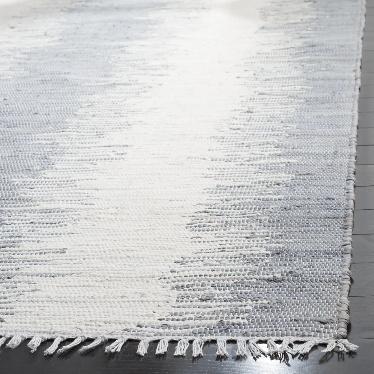 Safavieh Montauk 4'-0" x 6'-0" Rug in Grey