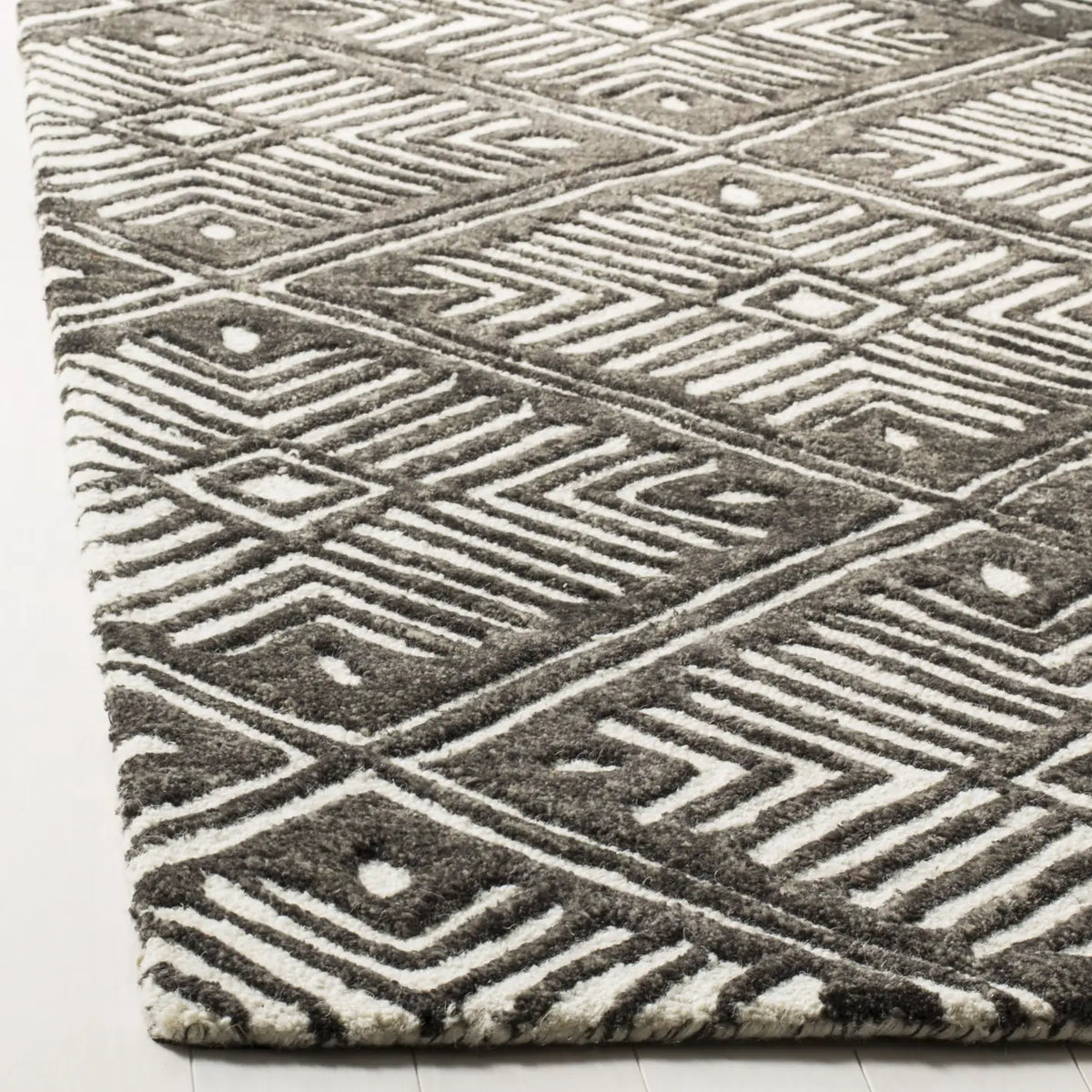 Safavieh Cambridge 4'-0" x 6'-0" Rug in Ivory / Charcoal