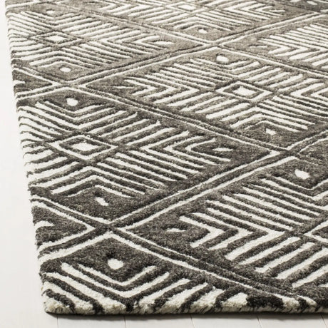 Safavieh Cambridge 4'-0" x 6'-0" Rug in Ivory / Charcoal
