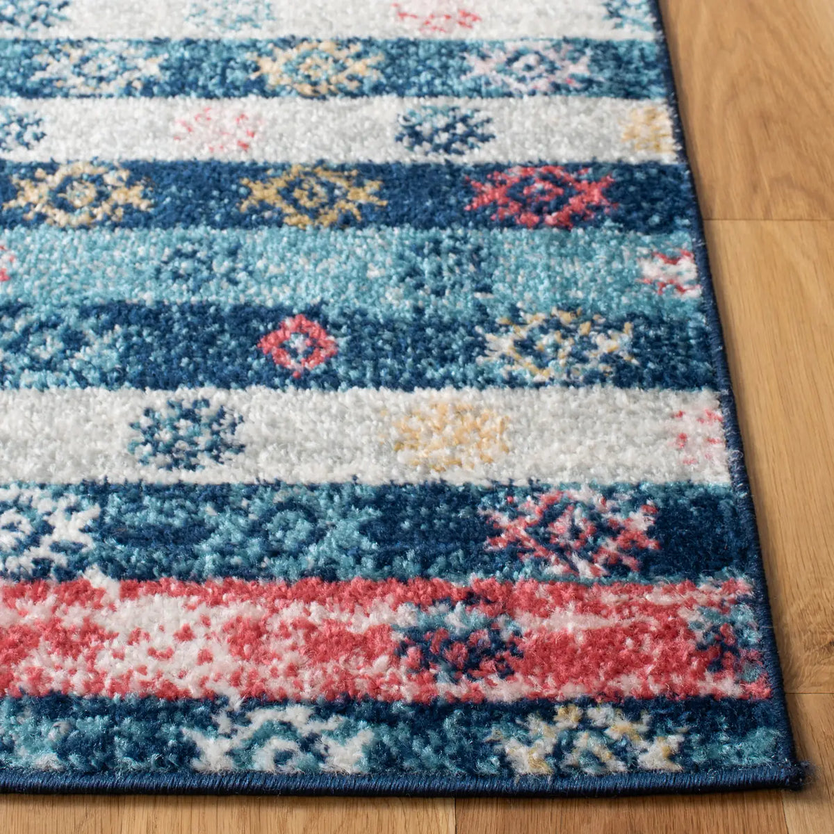 Safavieh Madison 700 4'-0" x 6'-0" Rug in Navy / Ivory