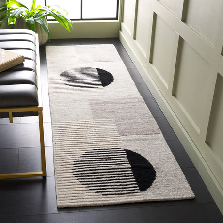 Safavieh Ebony 2'-3" x 8'-0" Rug in Black / Ivory