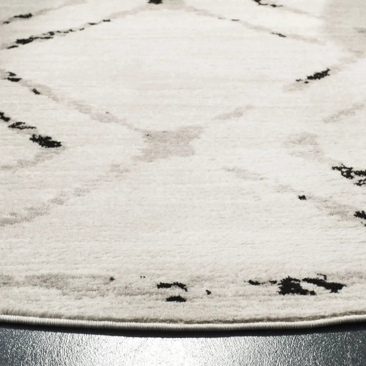 Safavieh Skyler 6'-7" x 6'-7" Rug in Ivory / Grey