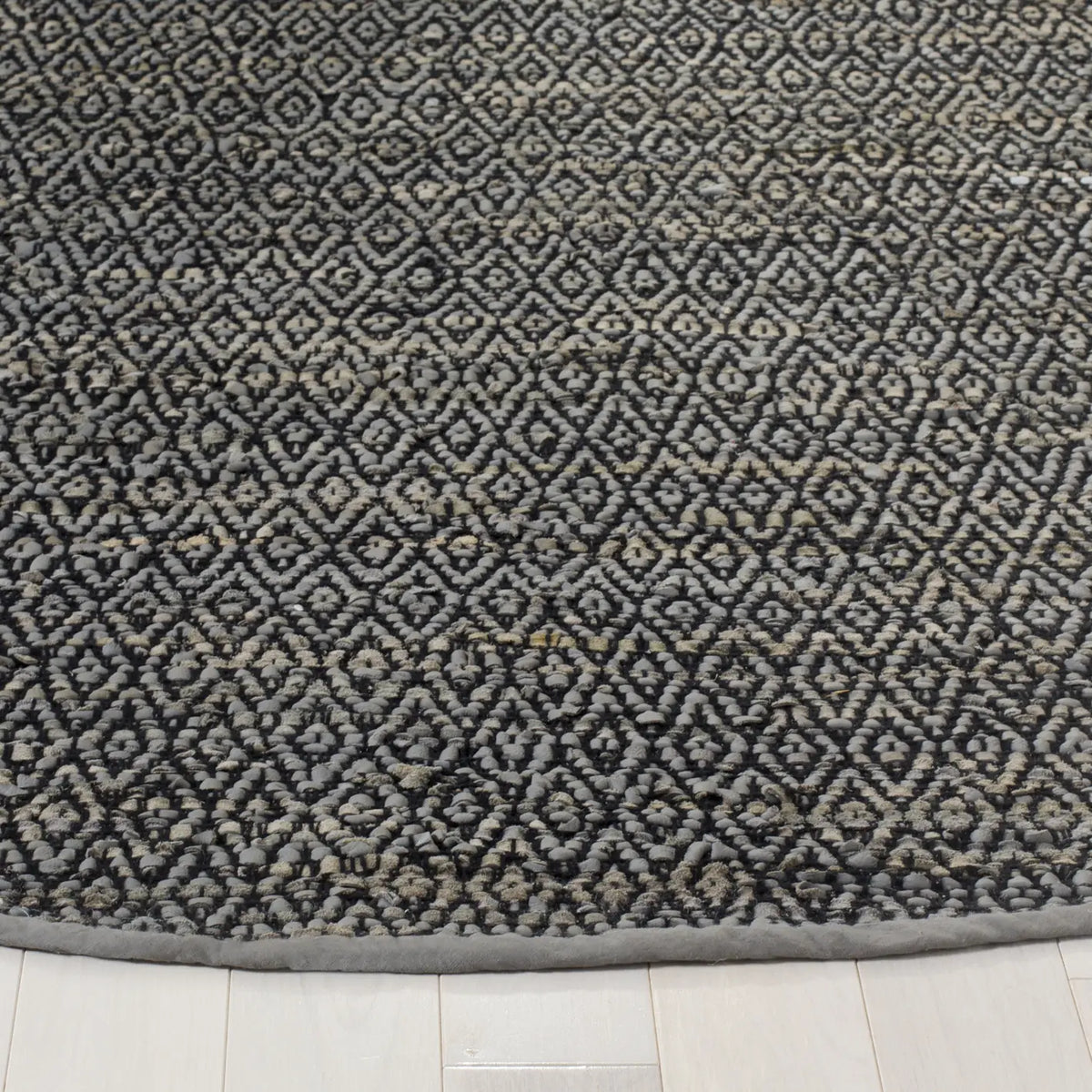 Safavieh Vintage Leather 6'-0" x 6'-0" Rug in Light Grey / Grey