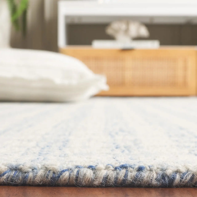Safavieh Ebony 4'-0" x 6'-0" Rug in Blue / Ivory