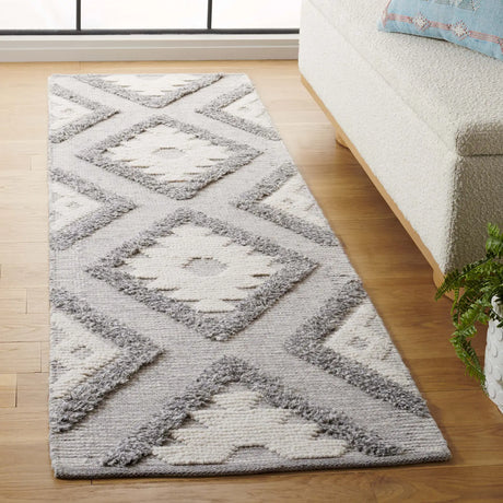 Safavieh Natura 2'-3" x 8'-0" Rug in Grey / Ivory