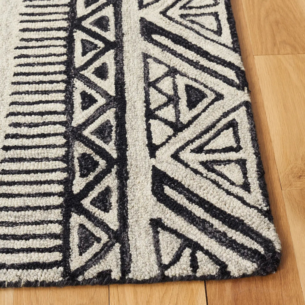 Safavieh Metro 4'-0" x 6'-0" Rug in Black / Beige