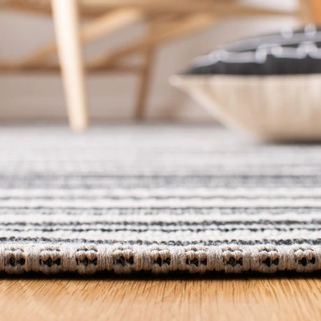 Safavieh Augustine 4'-0" x 6'-0" Rug in Black / Light Grey