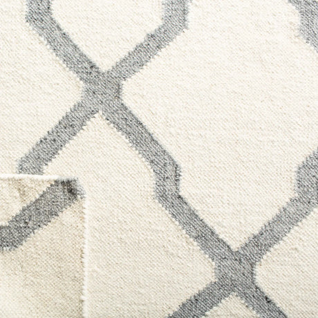 Safavieh Dhurries 5'-0" x 8'-0" Rug in Ivory / Grey