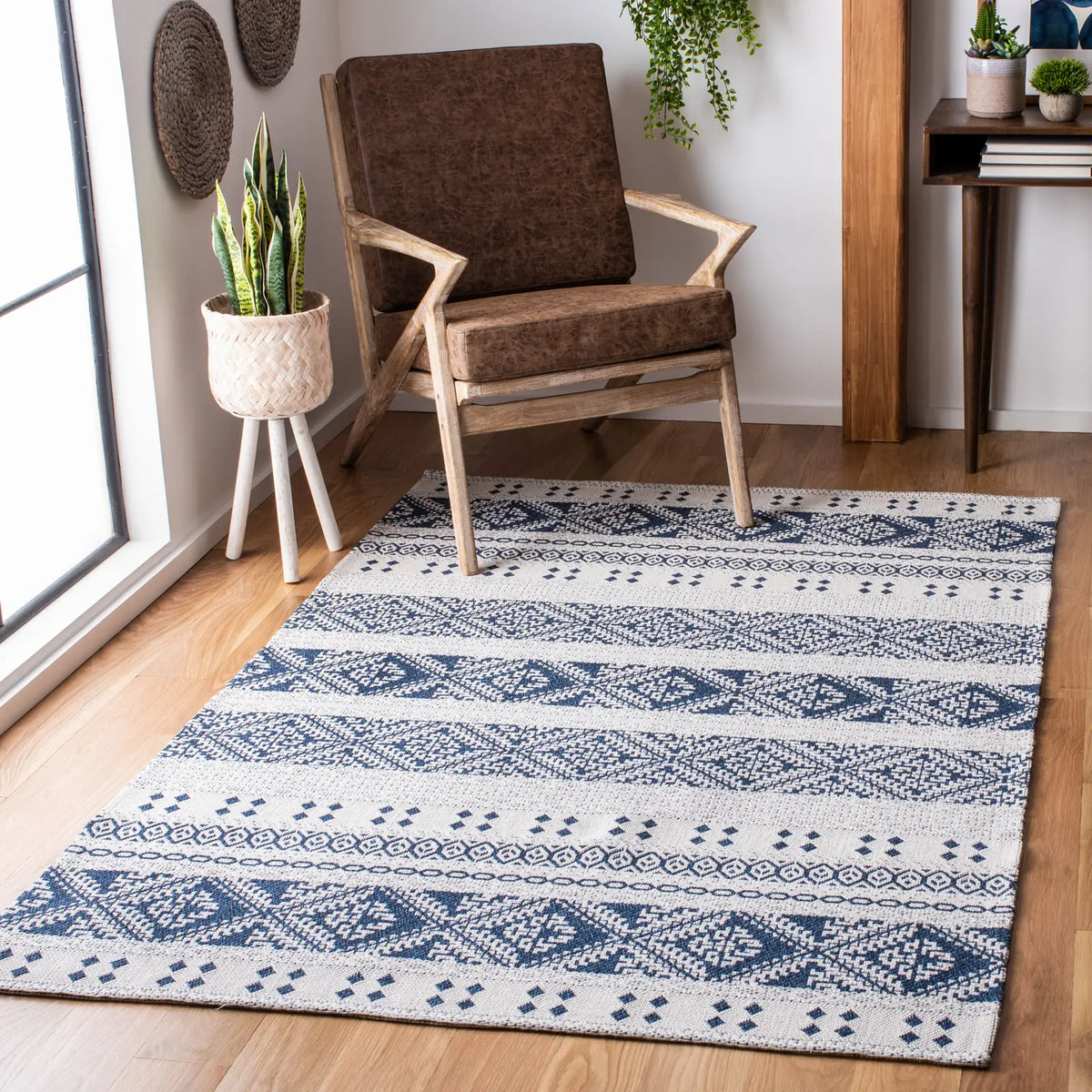 Safavieh Augustine 4'-0" x 6'-0" Rug in Navy / Creme