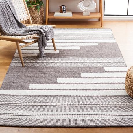 Safavieh Kilim 4'-0" x 6'-0" Rug in Ivory / Brown