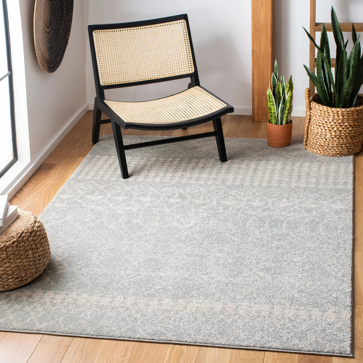 Safavieh Tulum 4'-0" x 6'-0" Rug in Light Grey / Ivory