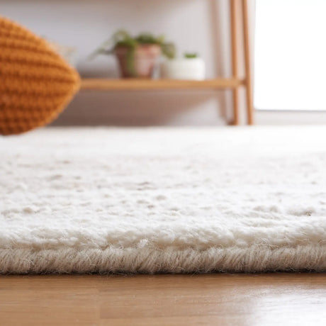 Safavieh Casablanca 4'-0" x 6'-0" Rug in Ivory / Brown