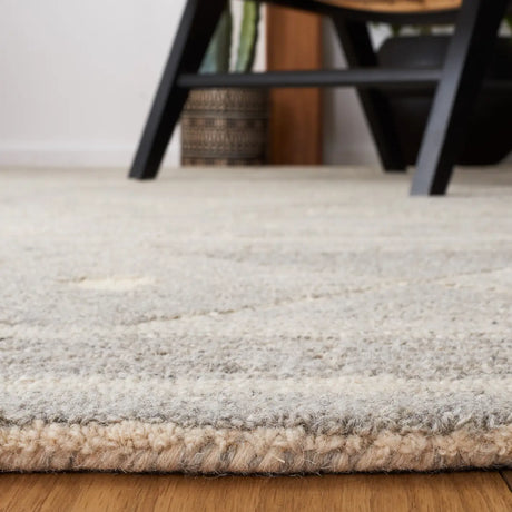 Safavieh Casablanca 4'-0" x 6'-0" Rug in Grey / Beige