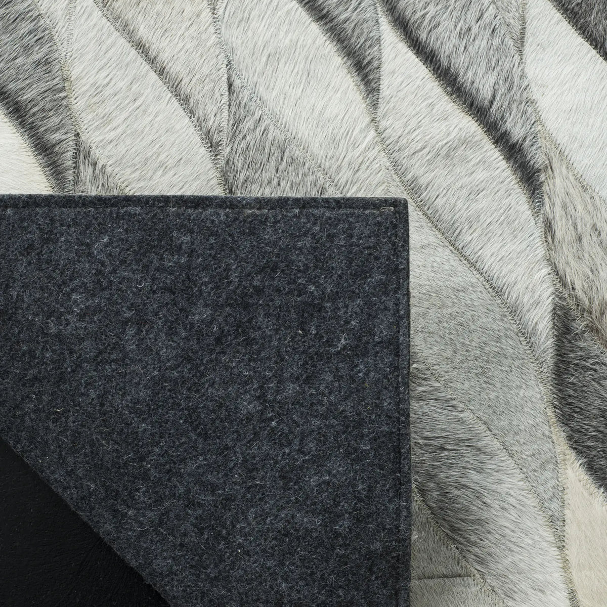 Safavieh Studio Leather 4'-0" x 6'-0" Rug in Ivory / Grey