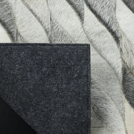 Safavieh Studio Leather 4'-0" x 6'-0" Rug in Ivory / Grey