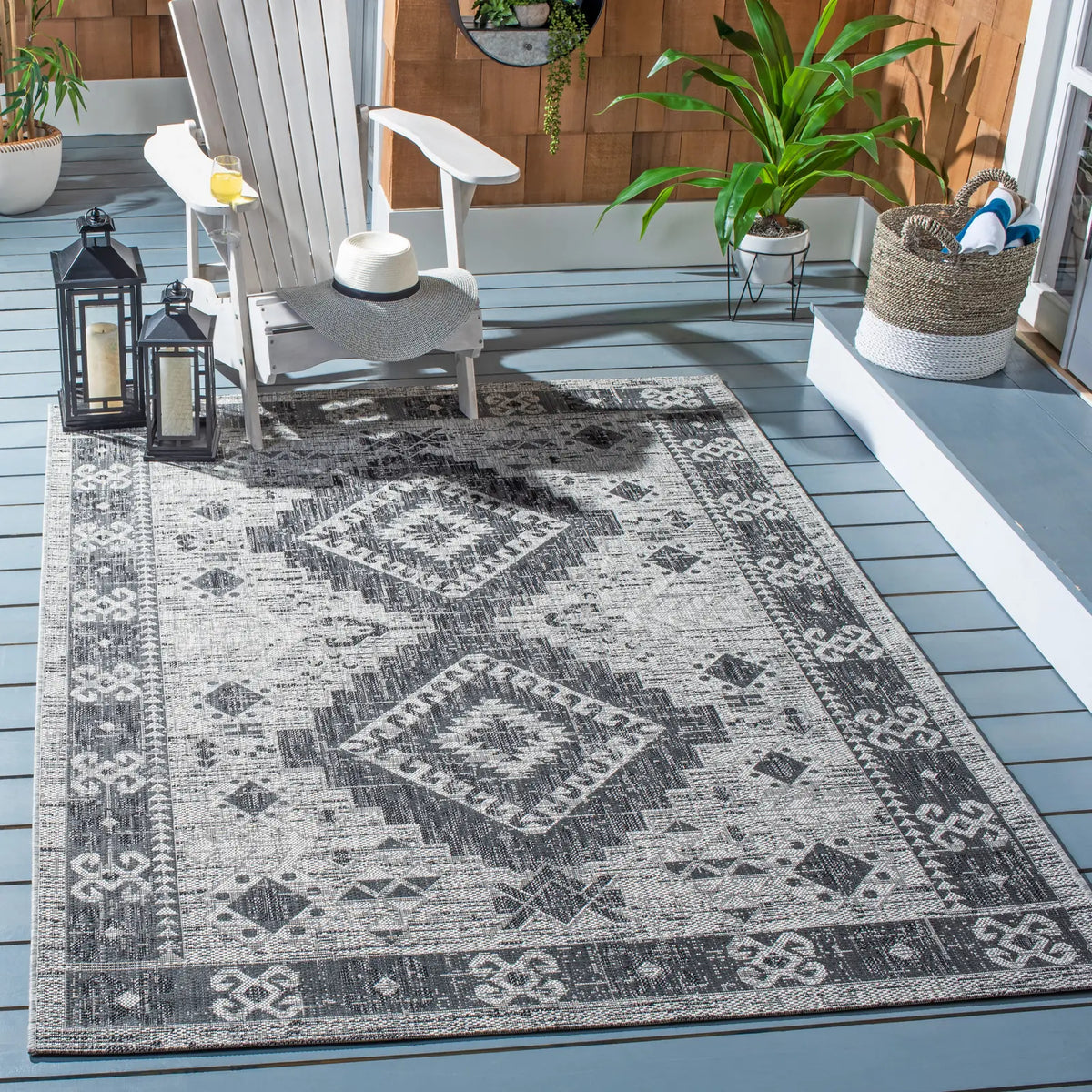Safavieh Courtyard 4'-0" x 5'-7" Rug in Light Grey / Charcoal