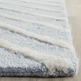 Safavieh Cambridge 4'-0" x 6'-0" Rug in Light Blue / Ivory