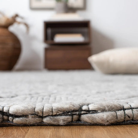 Safavieh Marbella 4'-0" x 6'-0" Rug in Light Grey / Black