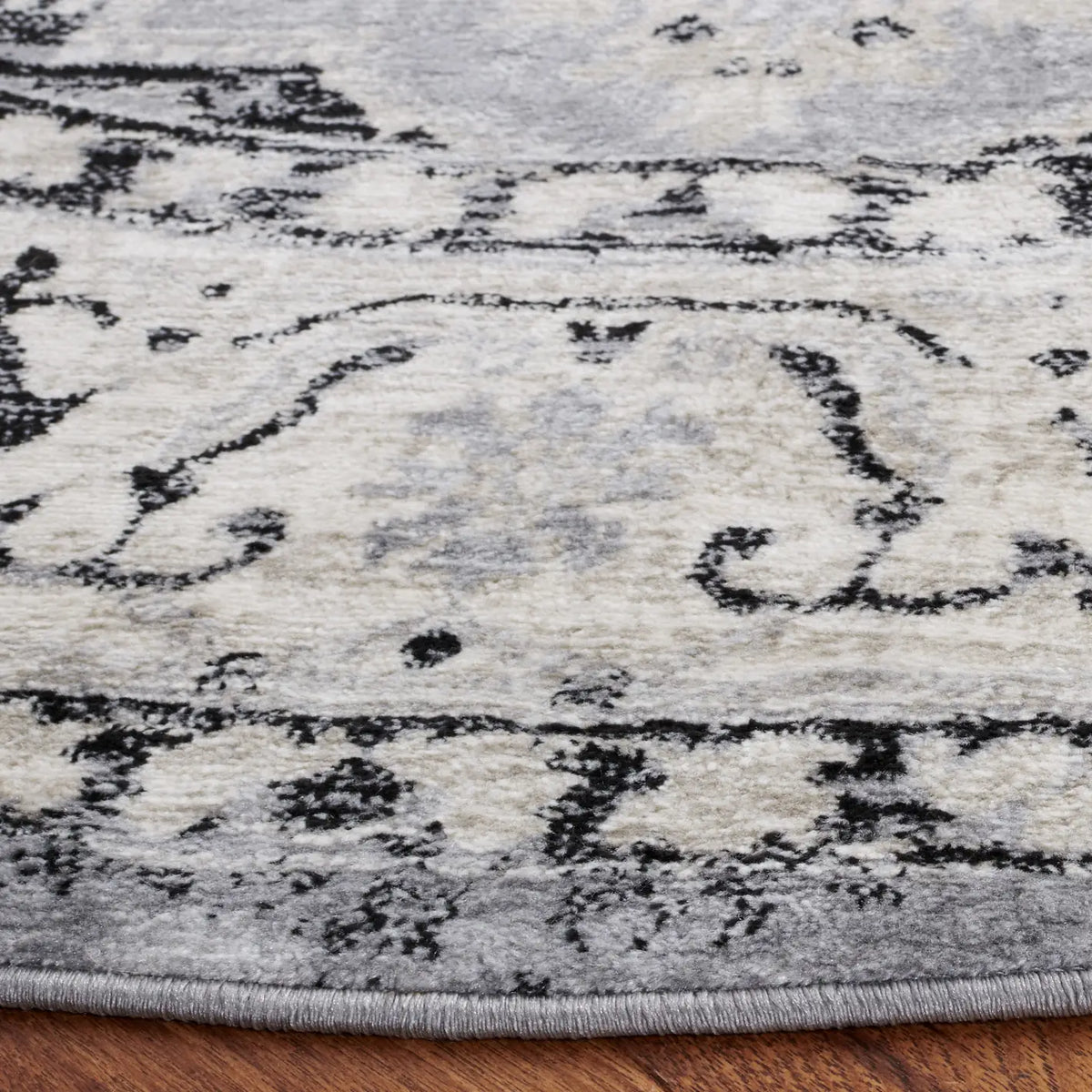 Safavieh Brentwood 6'-7" x 6'-7" Rug in Silver / Black