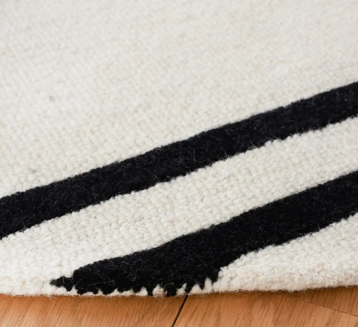 Safavieh Rodeo Drive 6'-0" x 6'-0" Rug in Ivory / Black