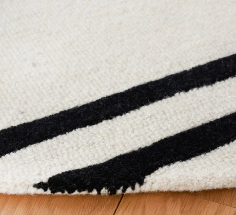 Safavieh Rodeo Drive 6'-0" x 6'-0" Rug in Ivory / Black