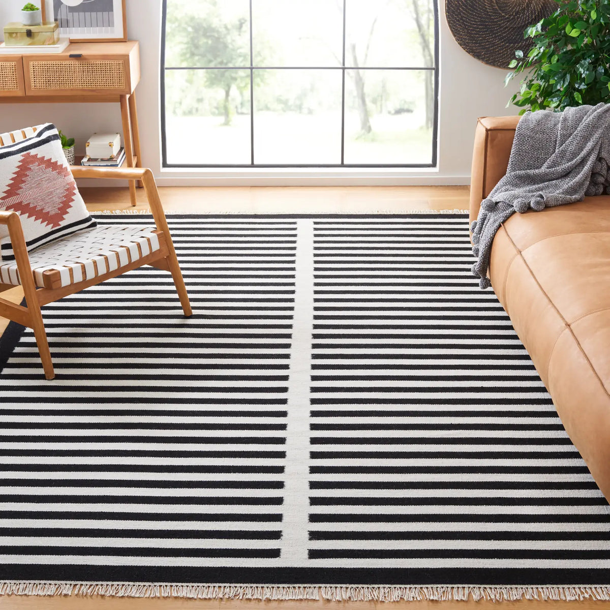 Safavieh Striped Kilim 6'-0" x 9'-0" Rug in Ivory / Black
