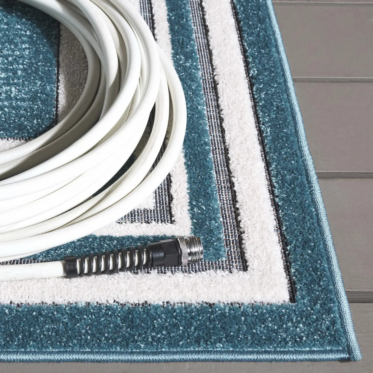 Safavieh Cabana 4'-0" x 6'-0" Rug in Turquoise / Ivory