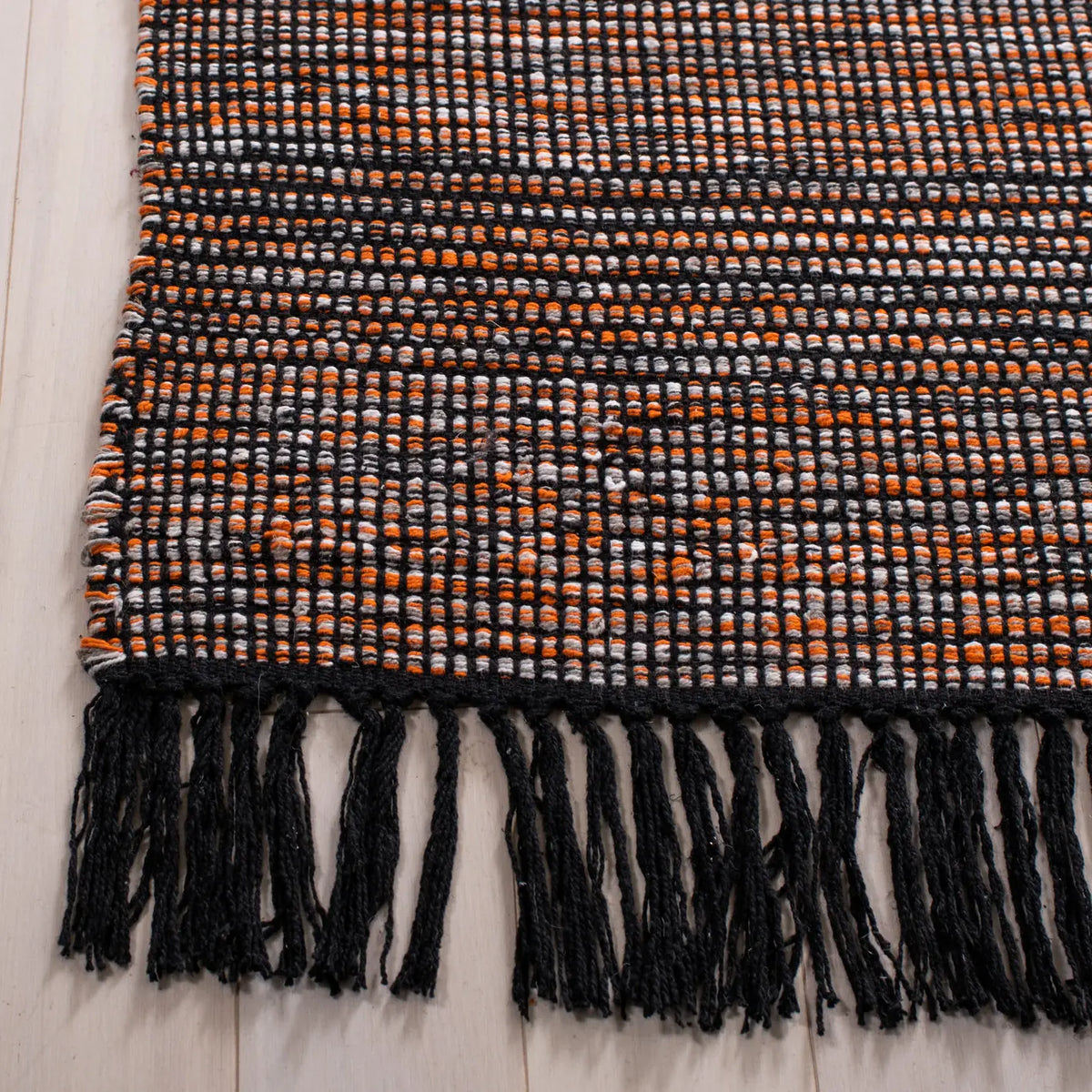 Safavieh Montauk 4'-0" x 6'-0" Rug in Orange / Black