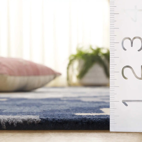 Safavieh Metro 4'-0" x 6'-0" Rug in Blue / Ivory