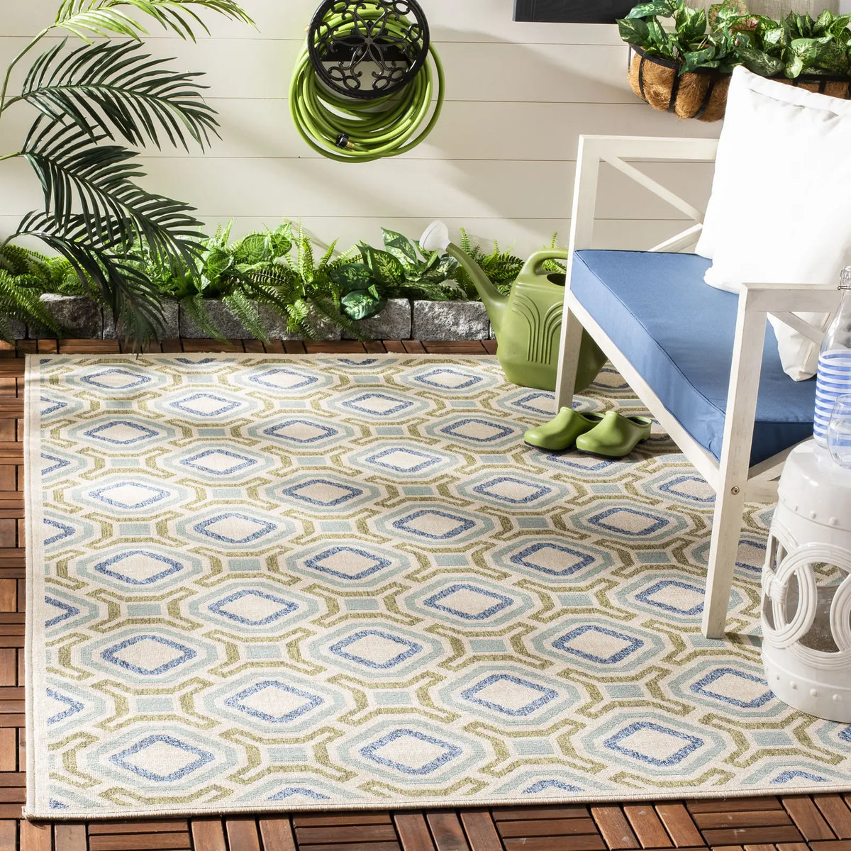 Safavieh Veranda 4'-0" x 5'-7" Rug in Cream / Green