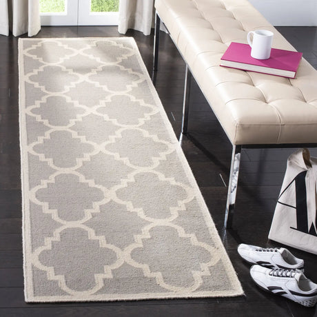 Safavieh Dhurries 2'-6" x 10'-0" Rug in Dark Grey / Ivory