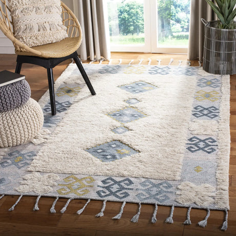 Safavieh Saffron 4'-0" x 6'-0" Rug in Beige / Blue