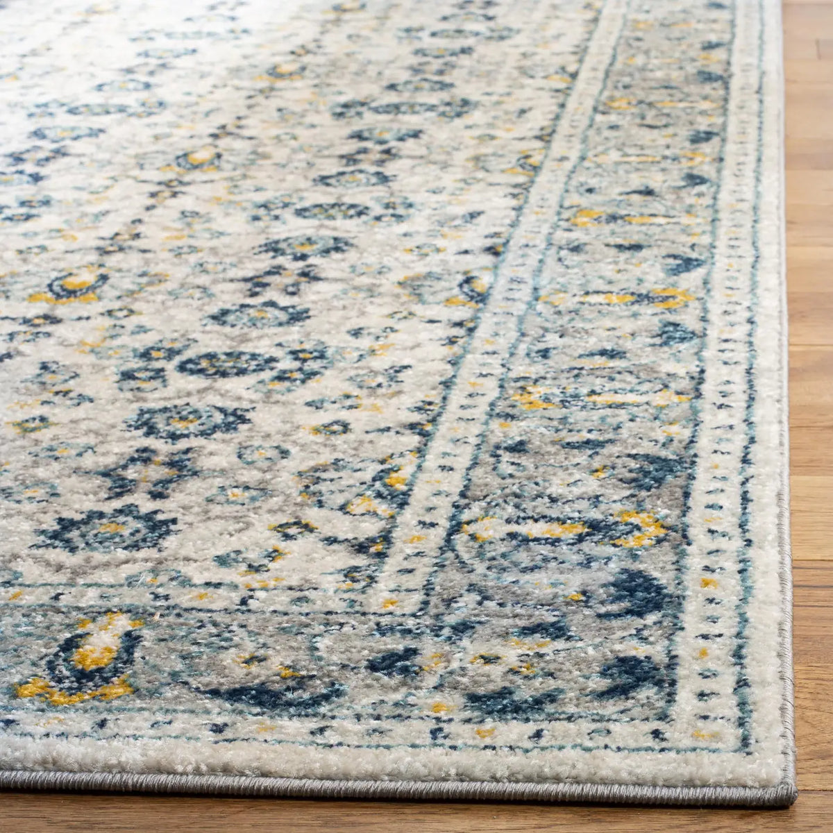 Safavieh Madison 4'-0" x 6'-0" Rug in Ivory / Navy