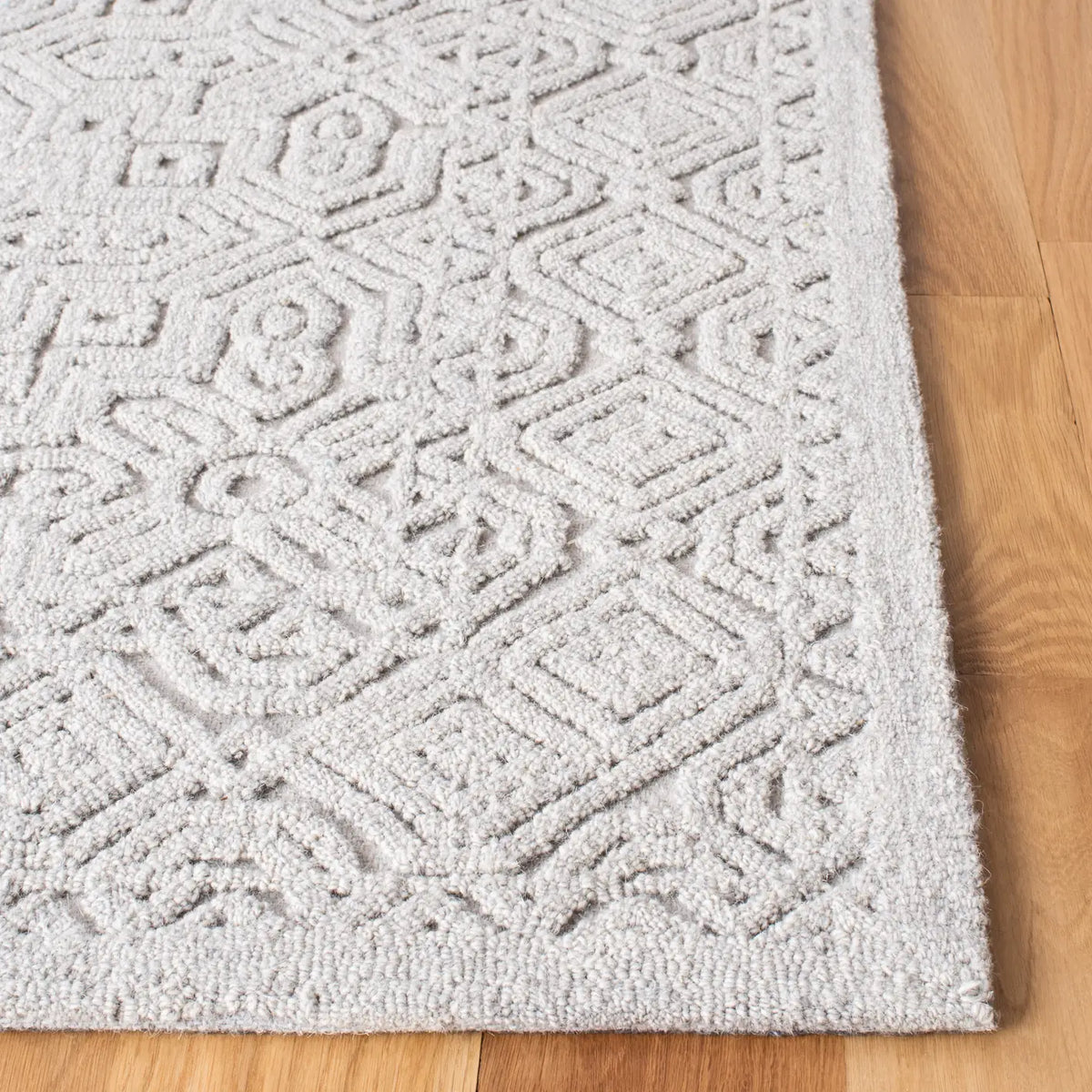 Safavieh Textural 4'-0" x 6'-0" Rug in Silver