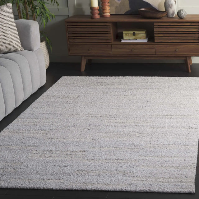 Safavieh Pine 4'-0" x 6'-0" Rug in Silver / Grey