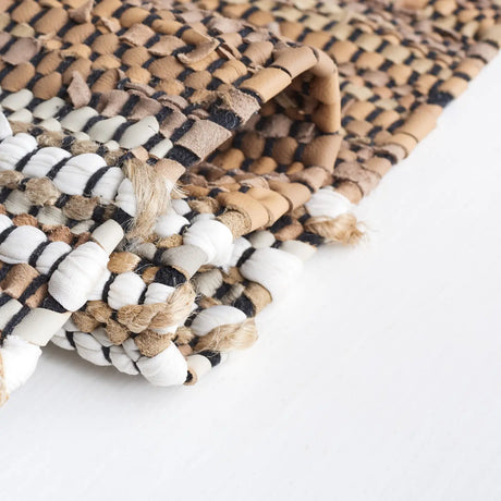 Safavieh Vintage Leather 4'-0" x 6'-0" Rug in Light Brown / Ivory