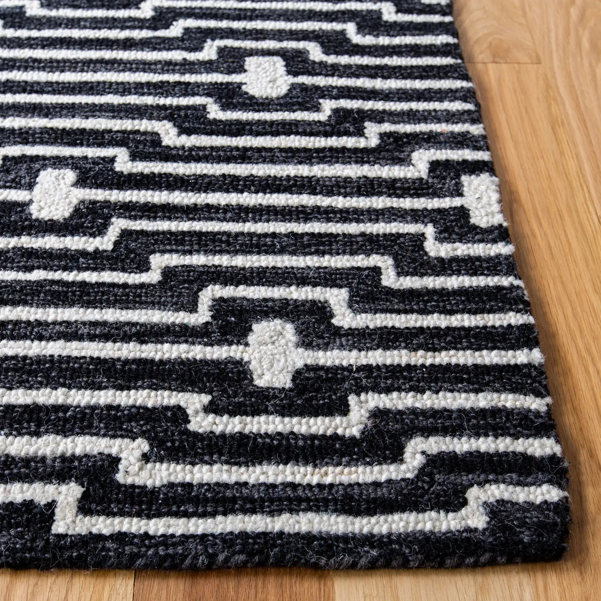 Safavieh Micro-Loop 5'-0" x 8'-0" Rug in Charcoal / Ivory