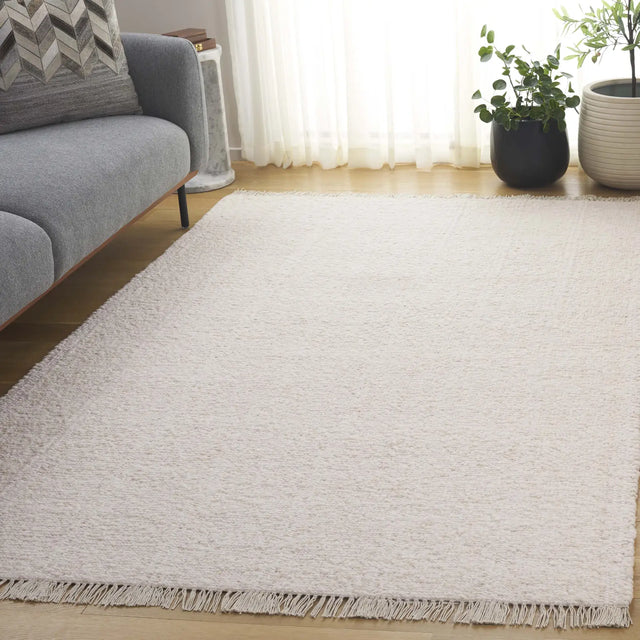 Safavieh Manhattan 4'-0" x 6'-0" Rug in Ivory